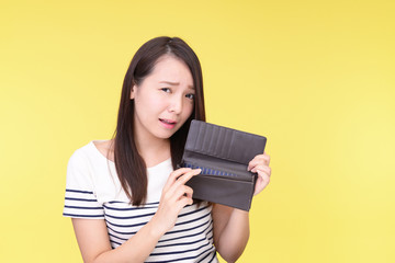 Fototapeta premium 財布を持つ女性