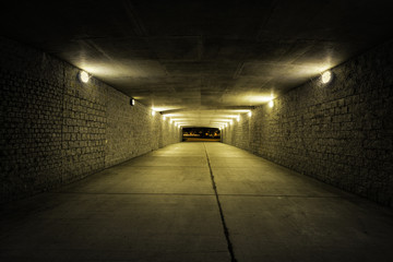 Nachts leerer Tunnel