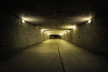 Abwaschbare Tapeten Tunnel Nachts leerer Tunnel