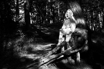 Fototapeta na wymiar Medieval woman in forest 
