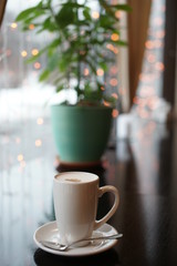 Чашка кофе на столе