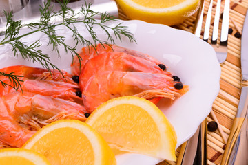 Boiled shrimp on an oval platter.