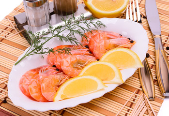 Boiled shrimp on an oval platter.