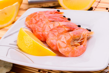 Boiled shrimp on an oval platter.