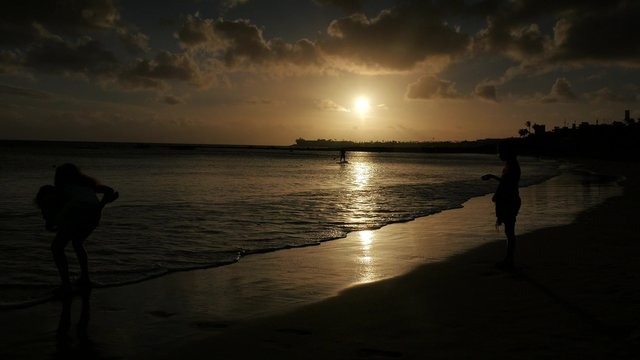 homme pagayant sur l'eau aucoucher du soleil