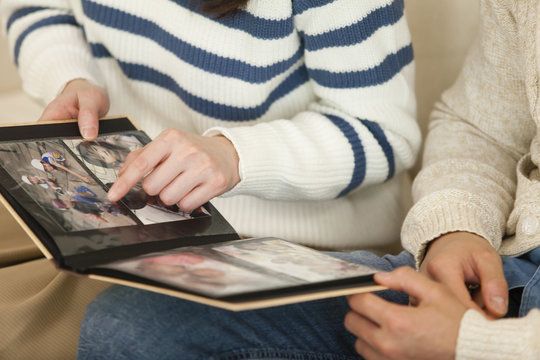 アルバムを見る夫婦