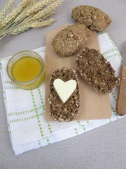 Körnerbrötchen mit Honig