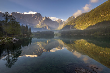  panorama alpejskiego jeziora