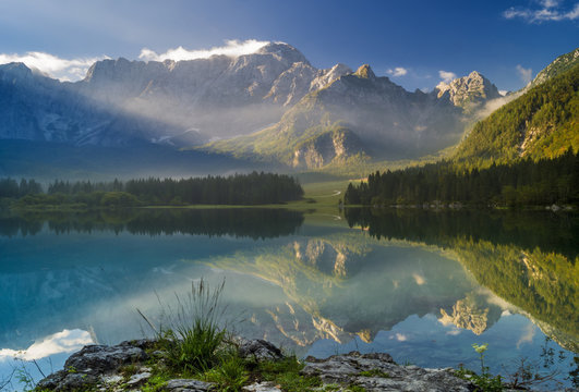 Fototapeta  panorama alpejskiego jeziora