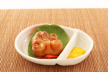 沖縄伝統料理の豚足テビチ