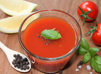 gesunder Tomatensaft mit Gewürzen und Kräutern