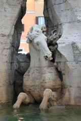 Fototapeta na wymiar Skulptur eines Pferdes im Vierströmebrunne am Piazza Navona (Rom)