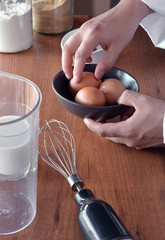 CHEF PREPARING A CAKE