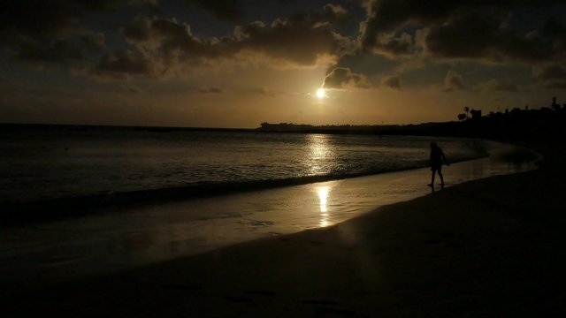 enfant le soir sur la plage