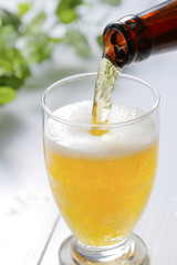 グラスにビールを注ぐ　Pouring beer into glass