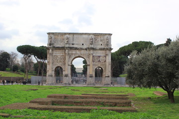 Fototapeta na wymiar Blick auf den Konstantinsbogen (Triumphbogen) in Rom