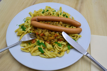 Spätzle mit Linsen und Würstchen