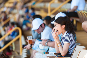 スタジアム,応援する女性