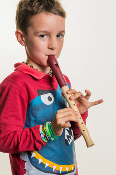 Kind spielt Fl&ouml;te