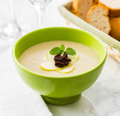 Cream soup with apple