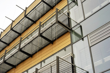 Fassade mit Metallgitter Balkonen