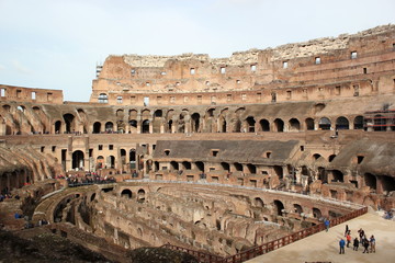Blick in den Innenraum des Kolosseums in Rom (Italien)