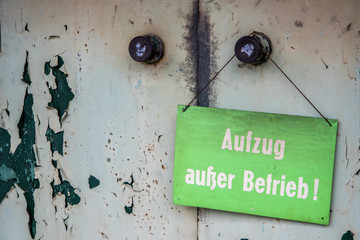 Aufzug außer Betrieb Schild
