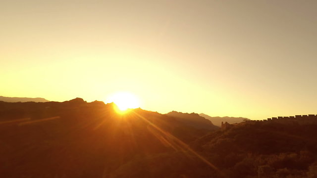  Zoom in time-lapse: Great Wall of China skyline at the sunrise.