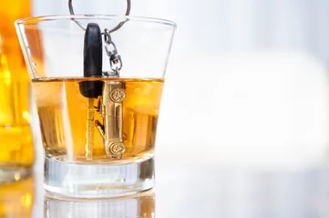 Photo sur Plexiglas Bar clés de voiture et alcool / Clés de voiture mises dans un verre avec de l& 39 alcool / si vous buvez de l& 39 alcool, ne conduisez pas