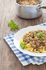 Schwäbische Linsen mit Spätzle auf einem Holztisch