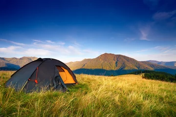 Abwaschbare Fototapete Campingzelt auf der Bergwiese © SergeyIT