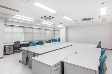 Fototapeta na wymiar 空き事務所　Desk and chair space office