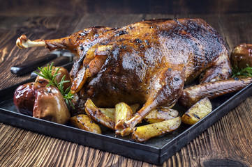 Gänsebraten mit Kartoffel und Obst