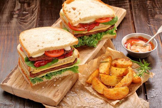 Sandwich with beef, vegetables and baked potatoes.