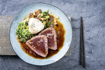 Thunfisch Tataki mit Sushi Onigri und Gemüse