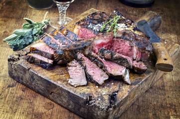 Dry Aged Barbecue Porterhouse Steak auf Schneidebrett