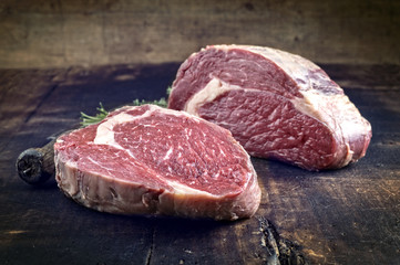 Dry Aged Rib-Eye Double Steak auf altem Holz