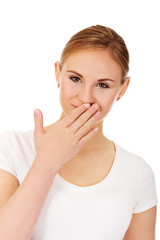 Fototapeta premium Chichot młoda kobieta zakrywając usta ręką