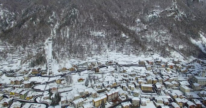 Aerial 4k - Valmalenco (IT) - Chiesa Valmalenco/Lanzada