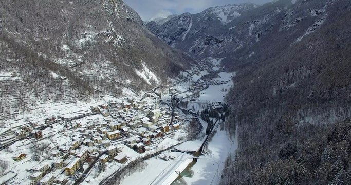 Aerial 4k - Valmalenco (IT) - Chiesa Valmalenco/Lanzada