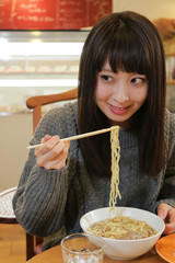 ラーメンを食べる女性