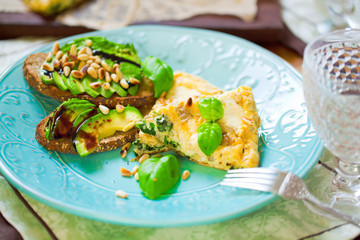 Brot mit avacado und Pinienkernen