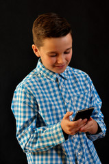 Chłopiec z telefonem © konik60