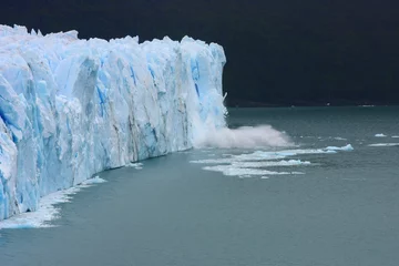 Crédence de cuisine en verre imprimé Glaciers glacier/ en voyageant à travers l& 39 Argentine, nous avons visité cet énorme glacier Perito Moreno qui a manifestement souffert du réchauffement climatique
