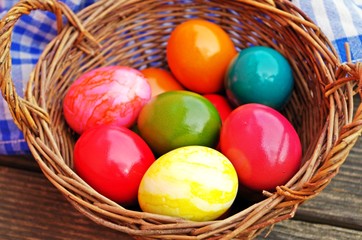 Fototapeta na wymiar colorful of easter eggs in basket