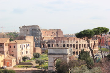 Fototapeta na wymiar Rom: Blick über das Forum Romanum auf das Kolosseum