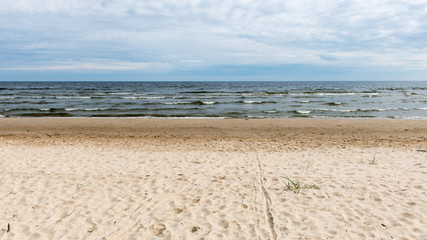 Fototapeta na wymiar waves on the shore of the Baltic sea