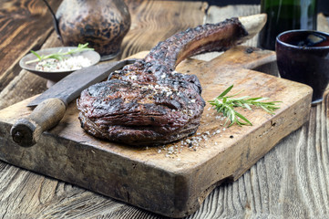 Gegrilltes Tomahawk Steak rustikal