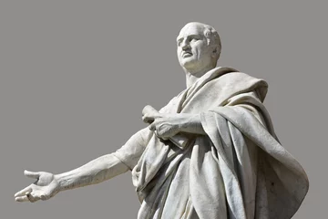 Rollo Historisches Monument Cicero, der größte Redner des antiken Roms. Marmorstatue vor dem Justizpalast in Rom (mit grauem Hintergrund)