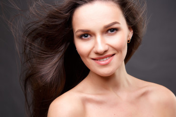 Fototapeta premium Bliska portret eleganckiej kobiety brunetka z nago makijaż